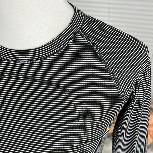 Lululemon Run: Swiftly Tech Long Sleeve Scoop
Hyper Stripe Black Size 4 - Picture 3 of 10